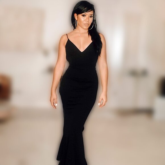 BLACK STRAPPY V-NECK FISHTAIL MAXI DRESS - Picture 1 of 4